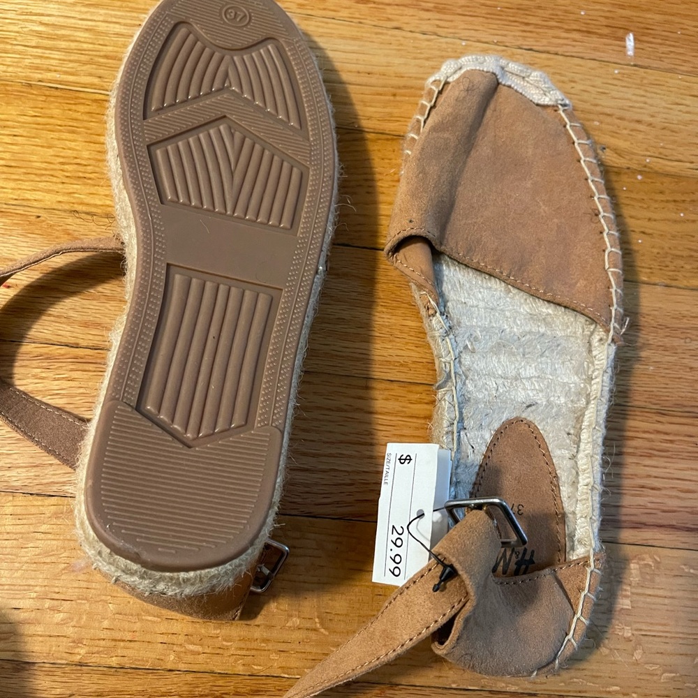 SIZE 6 never worn sandals
